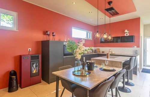 Berneau House | Vacation home with jacuzzi
