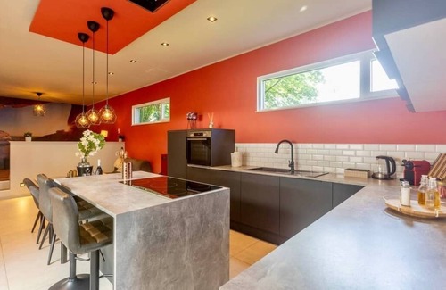 Berneau House | Vacation home with jacuzzi