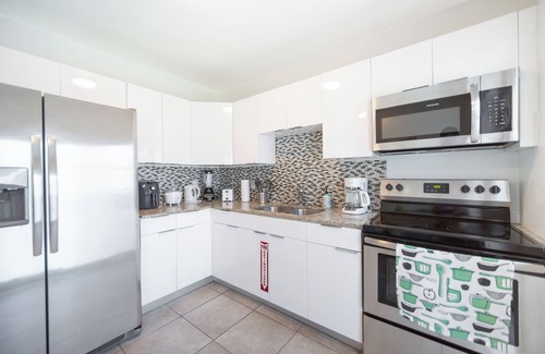Parkside House | Vacation in Style & Comfort! Hollywood Easy Living