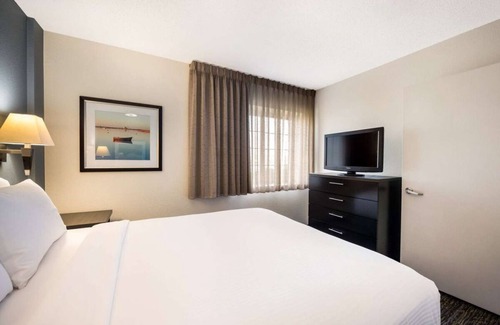 Nassau Bay Hotel | Vacation Is Waving! 4 Contemporary Units, Full Kitchen, Pets Allowed!