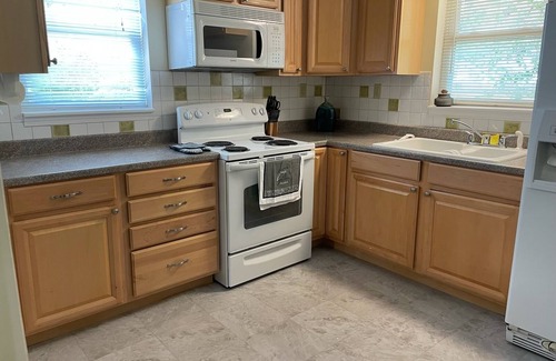 Albany Cottage | Vacation Rental Cottage with Hot Tub and Lakeview near Athens & Hocking Hills