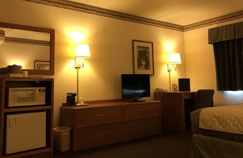 Thorp House | Vacation Starts Here! Free Parking, Pets Allowed, Near Thorp Aquatic Center