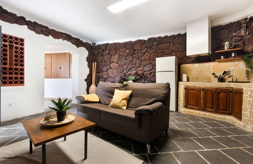 La Mancha Villa | Vacation Villa 'Gardel - La Cueva' with Sea View, Shared Pool and Wi-Fi