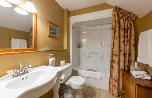 Golden Bed & Breakfast | Vagabond Lodge at Kicking Horse