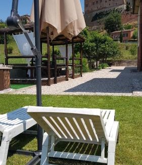 San Giovanni d'Asso Apartment | VAL D'ORCIA DELUXE 2, RAFFINATA CASA immersa nel verde con WiFi, giardino e parcheggio