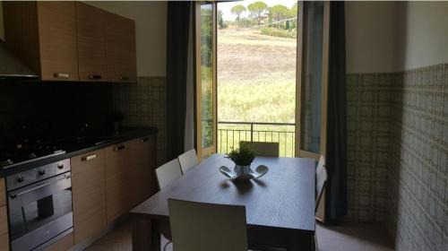 San Giovanni d'Asso Apartment | VAL D'ORCIA DELUXE 2, RAFFINATA CASA immersa nel verde con WiFi, giardino e parcheggio