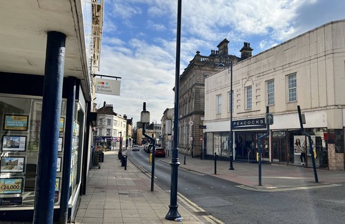 Dewsbury Apartment | Valee living red one bedroom