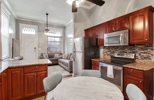 Freret House | Valence St Charmer, Walk to Freret & Tulane