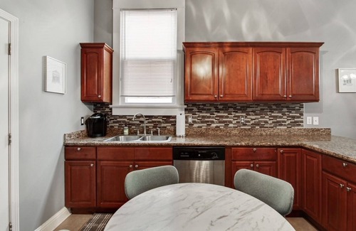 Freret House | Valence St Charmer, Walk to Freret & Tulane