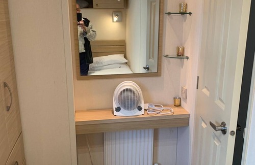 Clacton-on-Sea Cabin | VALENCIA 2 BEDROOMS LAKESIDE LODGE