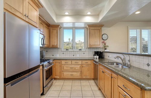 Downtown Condo | Valentina Suite 501 offers coastal mountain views, short walk to Pismo Pier