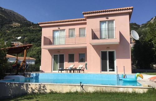 Thiramonas Apartment | VALERIANO NrKATELIOS,2 Bed Grd Floor Villa Apartment Private Pool,Full A/C,Wi-Fi
