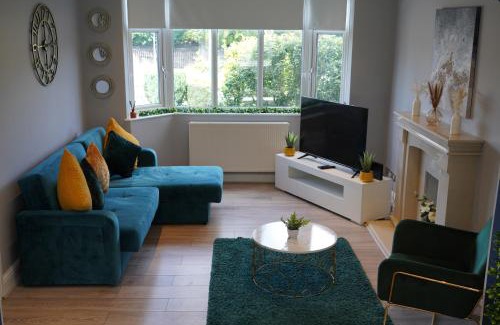 Newark upon Trent Villa | Valley Road- 3 Bedrooms Sleeps 5, Free Parking & WiFi - Close to City Centre, University & Hospital