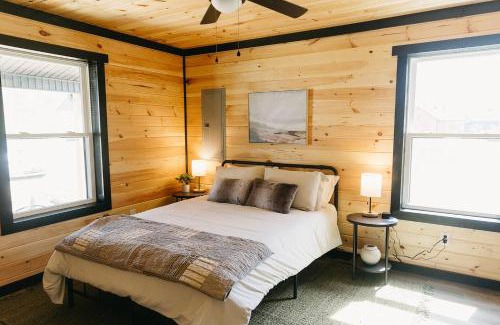 Stanton House | "Valley View Lodge" RRG - Modern Stay w/Hot-tub