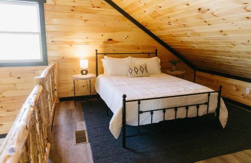 Stanton House | "Valley View Lodge" RRG - Modern Stay w/Hot-tub