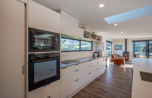 Wainui House | Valley View - Wainui Holiday Home