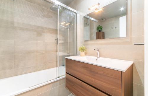 El Poble-sec Hostel | VallHonrat near Paralel Av Guest House