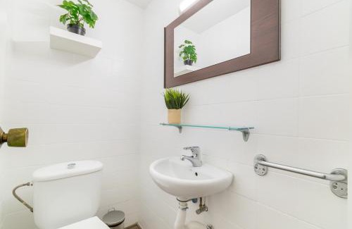El Poble-sec Hostel | VallHonrat near Paralel Av Guest House