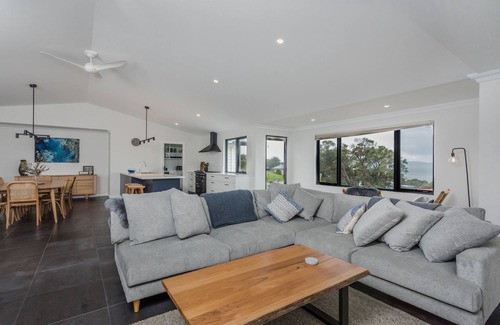 Albany House | Vancouver's End by the BnB Collection
