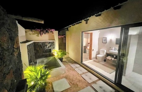 Cap Malheureux Cabin | Vanilla Lodge Private secluded external shower and bathtub.
