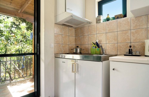 Mikros Gialos Apartment | Vardia Studio B with Sea View, Balcony & Wi-Fi