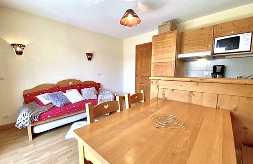 Saint-Paul-sur-Ubaye Apartment | Vars Les Claux, at the foot of the slopes, T2 4* luxury residence with swimming pool