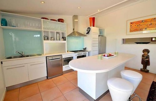Braitling Apartment | Vatu Sanctuary - The Pond (art gallery style apartment with private entrance)