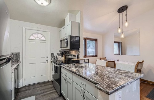 Arvada Plaza Area Apartment | Vaulted Ceilings & Modern Amenities Near Red Rocks & Denver