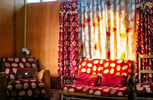 Dal Lake Boat Rental | Veena Palace Group Of Houseboats