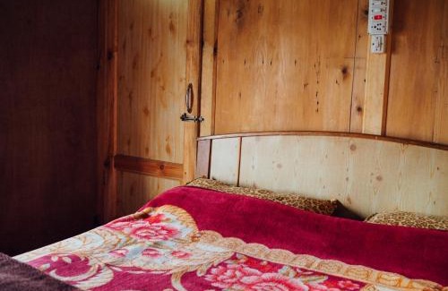 Dal Lake Boat Rental | Veena Palace Group Of Houseboats