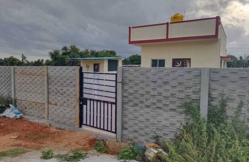Devanahalli House | Vegetarian only studio room. In a small farm next to main road.
