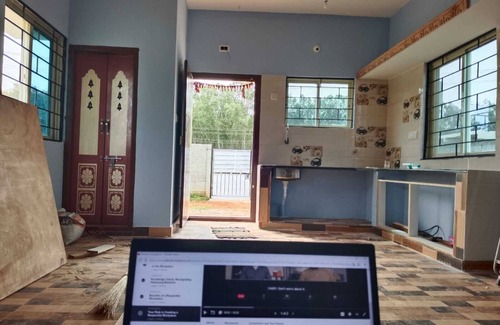 Devanahalli House | Vegetarian only studio room. In a small farm next to main road.
