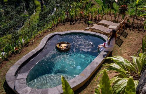 Selat Villa | Velonia Iseh