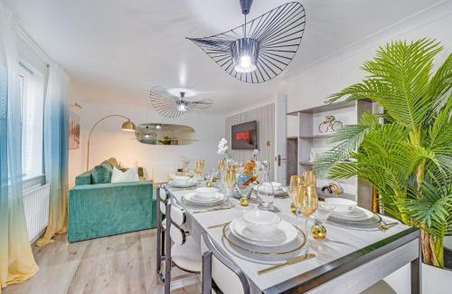 Goresbrook Apartment | Velvet Escape, A Stylish 2-Bedroom London Getaway - Sleeps 6