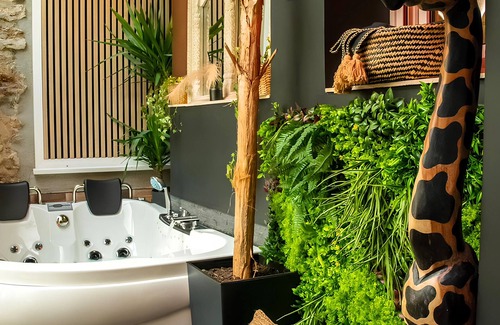 Choisy-le-Roi Apartment | VELVET & LEATHER - Luxurious Loveroom near Paris - Spa Sauna Secretroom Cinema
