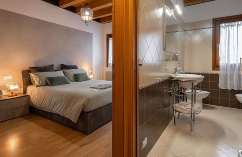 Noventa di Piave Apartment | [Venice-Suite Hemingway] a few steps away Outlet with Netflix and Wi-fi