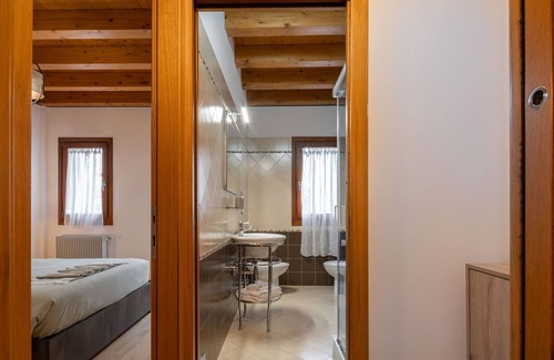 Noventa di Piave Apartment | [Venice-Suite Hemingway] a few steps away Outlet with Netflix and Wi-fi