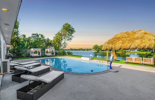 North Miami Beach House | Ventur Paradise - Waterfront - Kayak, Tiki & Games