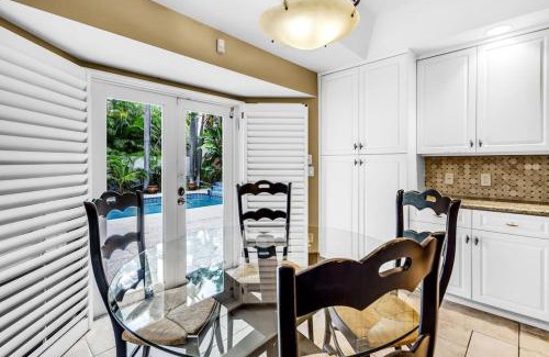 Birch Park Finger Streets House | Ventur Vintage Beach House Luxury Pool