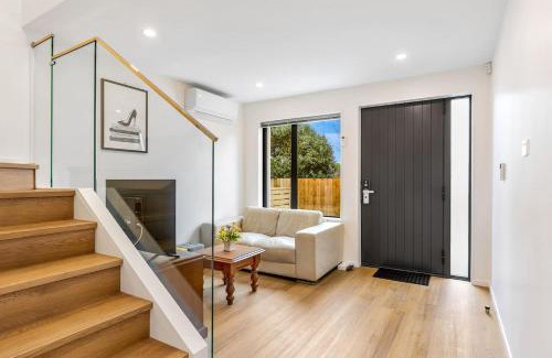 Mangere House | Ventura Escape Townhouse with Parking and Patio