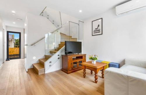 Mangere House | Ventura Escape Townhouse with Parking and Patio