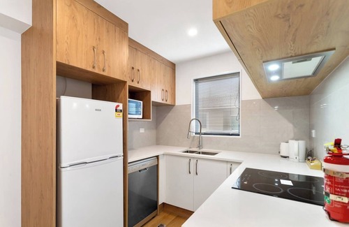 Mangere House | Ventura Retreat Townhouse with Parking and Patio