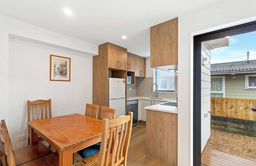 Mangere House | Ventura Retreat Townhouse with Parking and Patio
