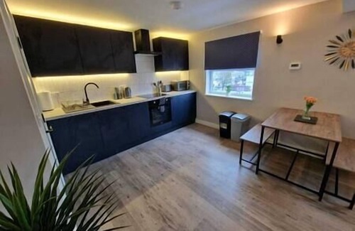 Plasnewydd Apartment | Vere Room 3 - Double Room - En Suite - Close to City Centre