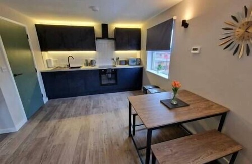 Plasnewydd Apartment | Vere Room 3 - Double Room - En Suite - Close to City Centre