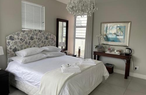 Vermont House | Vermont Hermanus - views, sunny, right on the sea