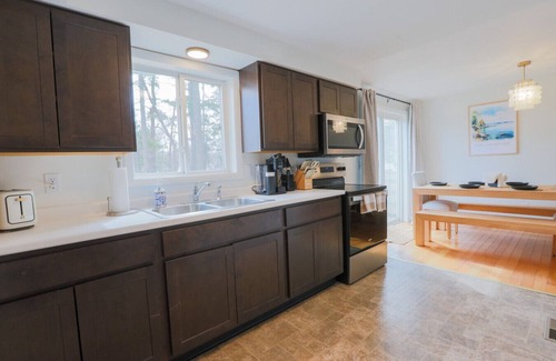 Malletts Bay House | Vermont Lake Days Await | Boat, Bike, Unwind