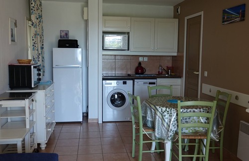 Six-Fours-les-Plages Apartment | Very beautiful T2 on the ground floor with trees, swimming pool, sea view, shops and beach