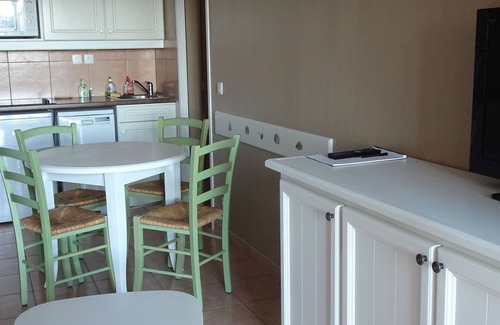 Six-Fours-les-Plages Apartment | Very beautiful T2 on the ground floor with trees, swimming pool, sea view, shops and beach
