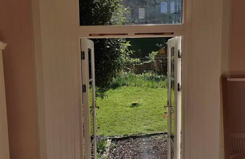 Tollcross Apartment | Very central, next to the Castle with garden
